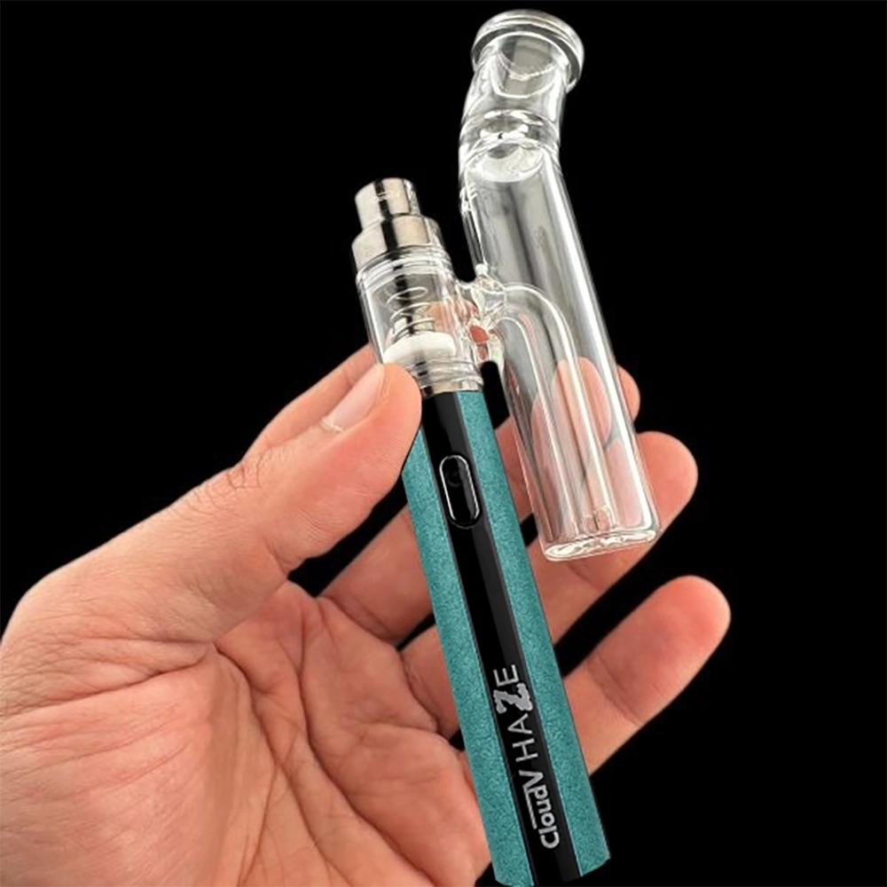 Cloud V Haze Aqua Bubbler Petrol Cloud V Haze Pen in Petrol mit aufgesetztem Aqua Bubbler in einer Hand