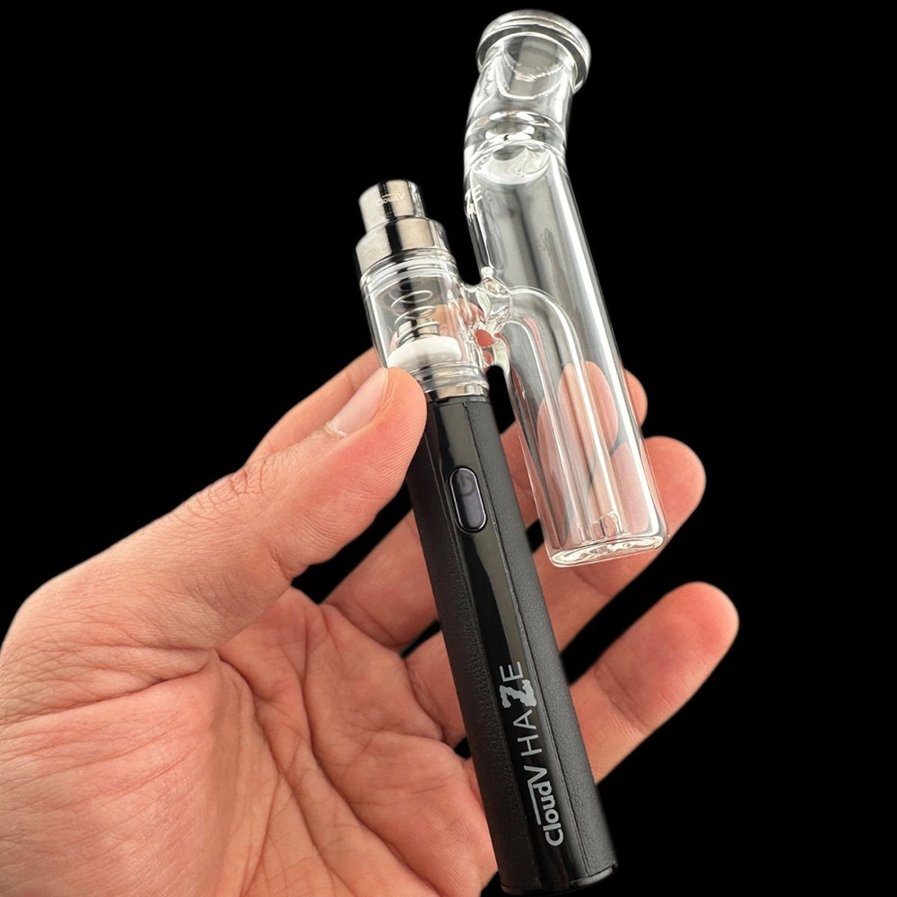 Cloud V Haze Aqua Bubbler Schwarz Cloud V Haze Pen in Schwarz mit aufgesetztem Aqua Bubbler in einer Hand