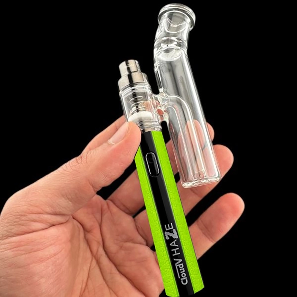Cloud V Haze Aqua Bubbler Limettengrün Cloud V Haze Pen in Limettengrün mit aufgesetztem Aqua Bubbler in einer Hand