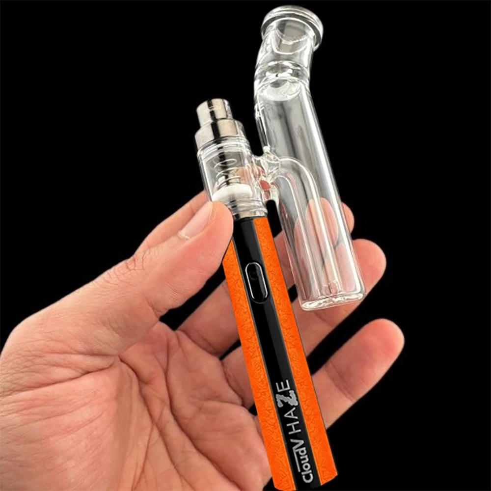 Cloud V Haze Aqua Bubbler Orange Cloud V Haze Pen in Orange mit aufgesetztem Aqua Bubbler in einer Hand