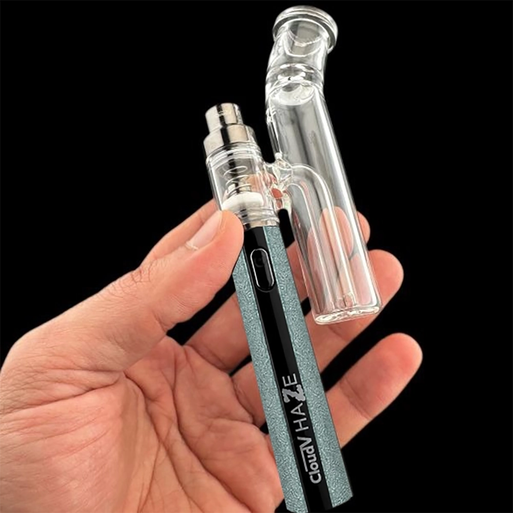 Cloud V Haze Pen in Steingrau mit aufgesetztem Aqua Bubbler in einer Hand
