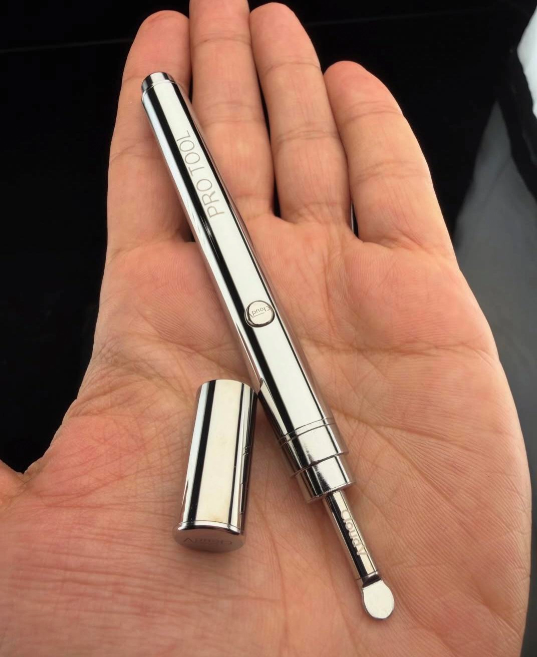 Cloud V Pro Tool in der Hand Cloud V Pro Tool Hot Dab Tool in einer Hand zur Größeneinordnung